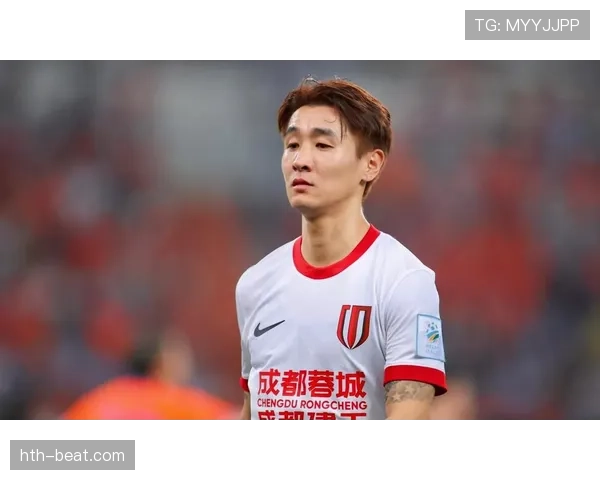 韦世豪居然在家一身便服，跟球场上的那个狂野哥根本不是一个人啊！